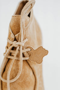 Bottines Burberry Storm en daim tan premium, bout carré raffiné, fermeture à lacets ajustable, talon mi-hauteur 3,5 pouces, semelle équestre signature iconique, coutures méticuleuses, fabrication italienne, silhouette élégante - logo