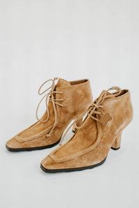 Bottines Burberry Storm en daim tan premium, bout carré raffiné, fermeture à lacets ajustable, talon mi-hauteur 3,5 pouces, semelle équestre signature iconique, coutures méticuleuses, fabrication italienne, silhouette élégante - principale