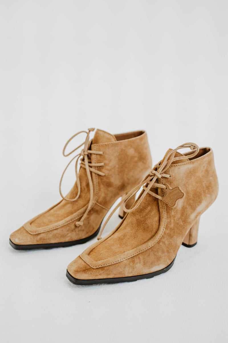 Bottines Burberry Storm en daim tan premium, bout carré raffiné, fermeture à lacets ajustable, talon mi-hauteur 3,5 pouces, semelle équestre signature iconique, coutures méticuleuses, fabrication italienne, silhouette élégante - principale