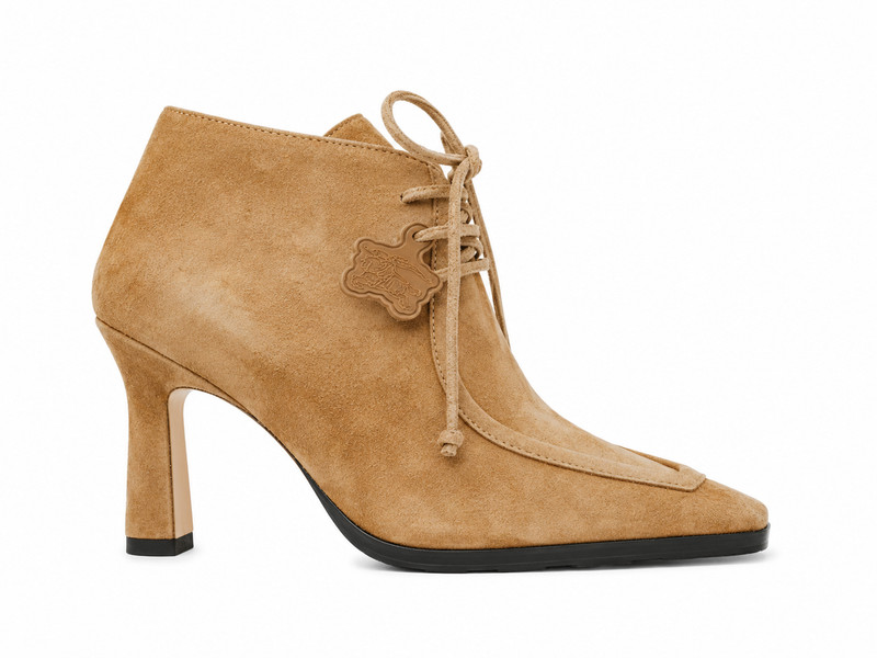 Bottines Burberry Storm en daim tan premium, bout carré raffiné, fermeture à lacets ajustable, talon mi-hauteur 3,5 pouces, semelle équestre signature iconique, coutures méticuleuses, fabrication italienne, silhouette élégante - principale1