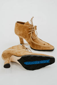 Bottines Burberry Storm en daim tan premium, bout carré raffiné, fermeture à lacets ajustable, talon mi-hauteur 3,5 pouces, semelle équestre signature iconique, coutures méticuleuses, fabrication italienne, silhouette élégante - semelle