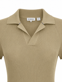 Robe polo midi Burberry portée en coloris hunter kaki — look lifestyle intérieur lumineux, longueur midi sur le mollet, allure décontractée-chic_Détail col