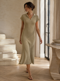 Robe Burberry ribbed knit hunter, vue de profil — silhouette sirène fluide, jupe à volant évasé tombant sur le mollet, ourlet laitue festonné ondulé