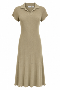 Robe polo midi Burberry en tricot côtelé kaki hunter, vue de face — col polo V ouvert sans boutonnière, manches courtes raglan, silhouette ajustée avec jupe évasée et ourlet laitue festonné