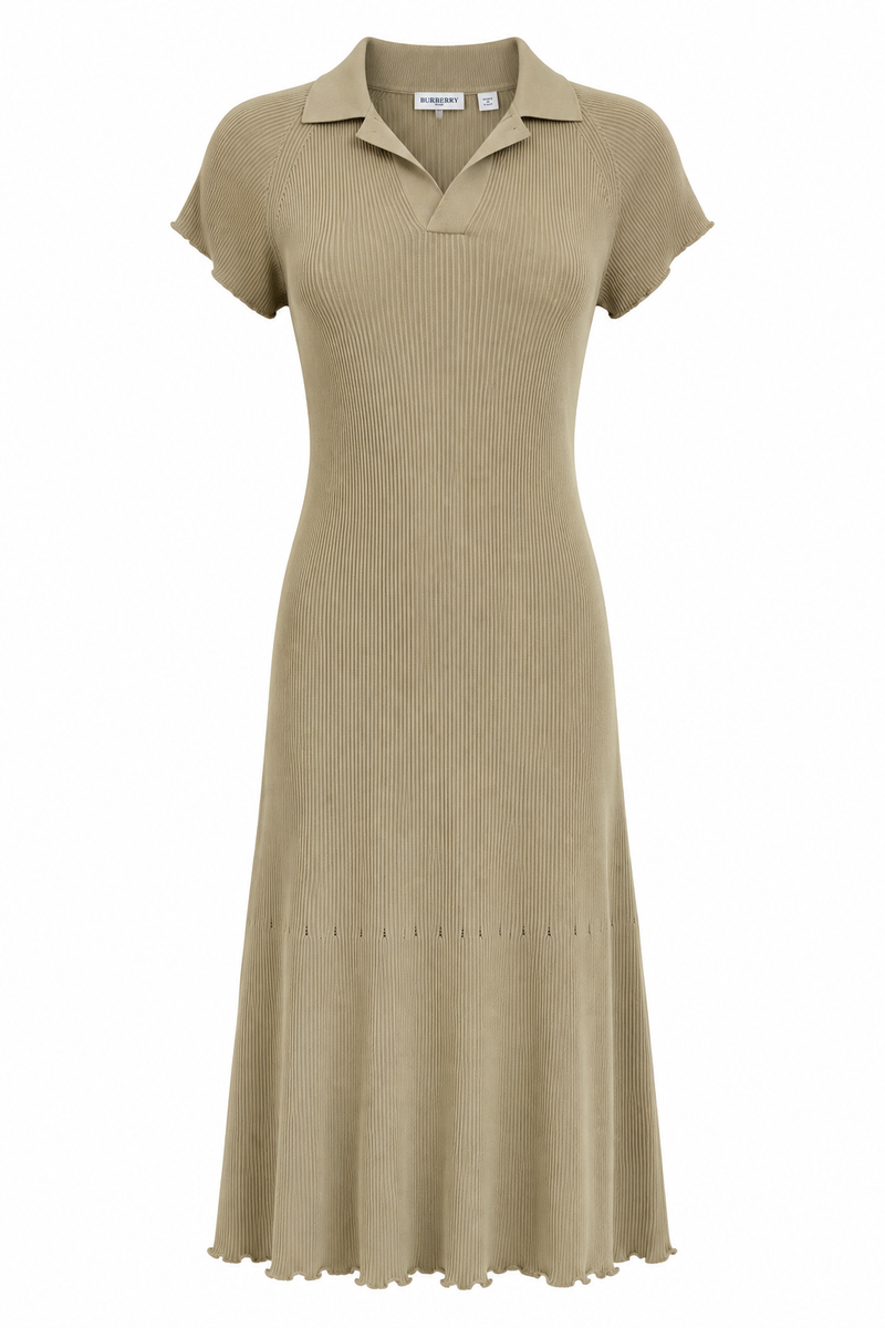 Robe polo midi Burberry en tricot côtelé kaki hunter, vue de face — col polo V ouvert sans boutonnière, manches courtes raglan, silhouette ajustée avec jupe évasée et ourlet laitue festonné