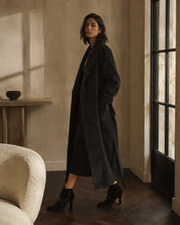Bottines Burberry Storm en daim noir avec bout carré, lacets et talon mi-hauteur fabriquées en Italie_editoriale