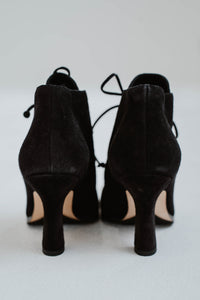 Bottines Burberry Storm en daim noir avec bout carré, lacets et talon mi-hauteur fabriquées en Italie vue arrière