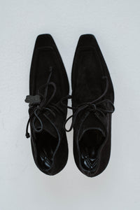 Bottines Burberry Storm en daim noir avec bout carré, lacets et talon mi-hauteur fabriquées en Italie vue de dessus