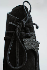 Bottines Burberry Storm en daim noir avec bout carré, lacets et talon mi-hauteur fabriquées en Italie détail lacets