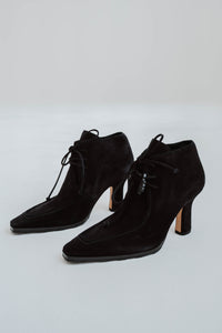 Bottines Burberry Storm en daim noir avec bout carré, lacets et talon mi-hauteur fabriquées en Italie vue principale