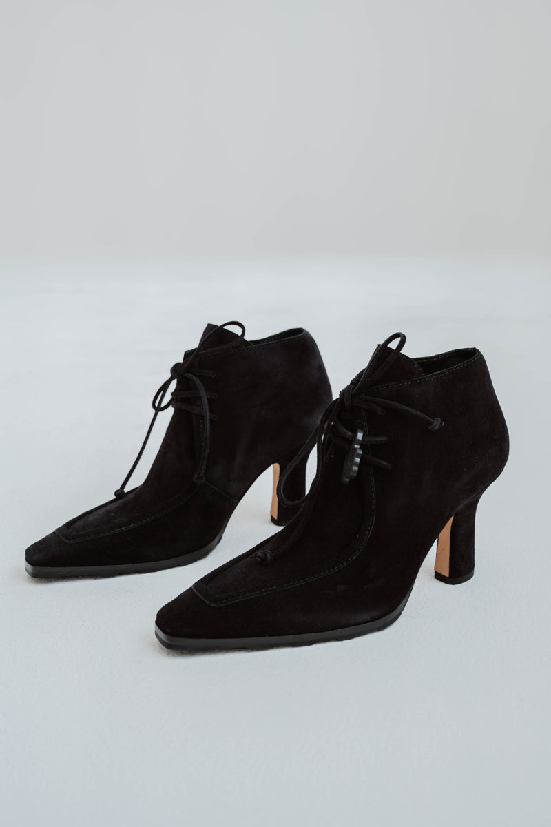 Bottines Burberry Storm en daim noir avec bout carré, lacets et talon mi-hauteur fabriquées en Italie vue principale