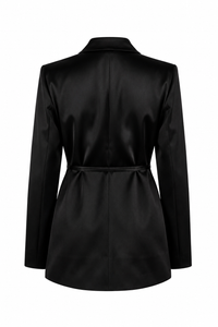Blouse tuxedo Carolina Herrera en satin noir de la collection Été 2024, style veste croisée avec revers en pointe, nœud latéral à la taille, fermeture boutonnée dissimulée, structure de blazer avec légèreté d'une blouse, fabriquée en Italie
_vue de dos