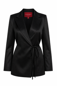 Blouse tuxedo Carolina Herrera en satin noir de la collection Été 2024, style veste croisée avec revers en pointe, nœud latéral à la taille, fermeture boutonnée dissimulée, structure de blazer avec légèreté d'une blouse, fabriquée en Italie
_vue de face