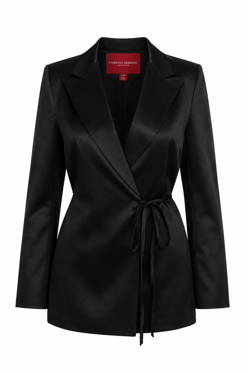 Blouse tuxedo Carolina Herrera en satin noir de la collection Été 2024, style veste croisée avec revers en pointe, nœud latéral à la taille, fermeture boutonnée dissimulée, structure de blazer avec légèreté d'une blouse, fabriquée en Italie
_vue de face