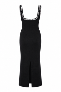 Robe midi Caroline Constas en maille côtelée noire sans manches, broderies artisanales blanches et terre de Sienne au décolleté en V, coupe bodycon ajustée_vue de dos