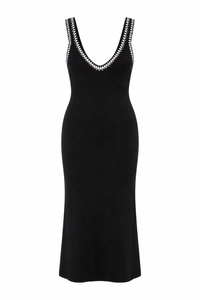 Robe midi Caroline Constas en maille côtelée noire sans manches, broderies artisanales blanches et terre de Sienne au décolleté en V, coupe bodycon ajustée_vue de face