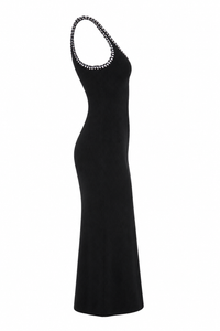 Robe midi Caroline Constas en maille côtelée noire sans manches, broderies artisanales blanches et terre de Sienne au décolleté en V, coupe bodycon ajustée_vue de côté