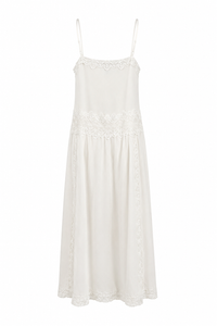 Robe maxi blanche Caroline Constas en chiffon aérien doublé, encolure ornée de dentelle délicate, corsage plissé à taille empire, jupe longue fluide et bretelles ajustables — silhouette bohème chic estivale_vue de dos