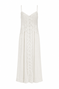 Robe maxi blanche Caroline Constas en chiffon aérien doublé, encolure ornée de dentelle délicate, corsage plissé à taille empire, jupe longue fluide et bretelles ajustables — silhouette bohème chic estivale _Vue de face