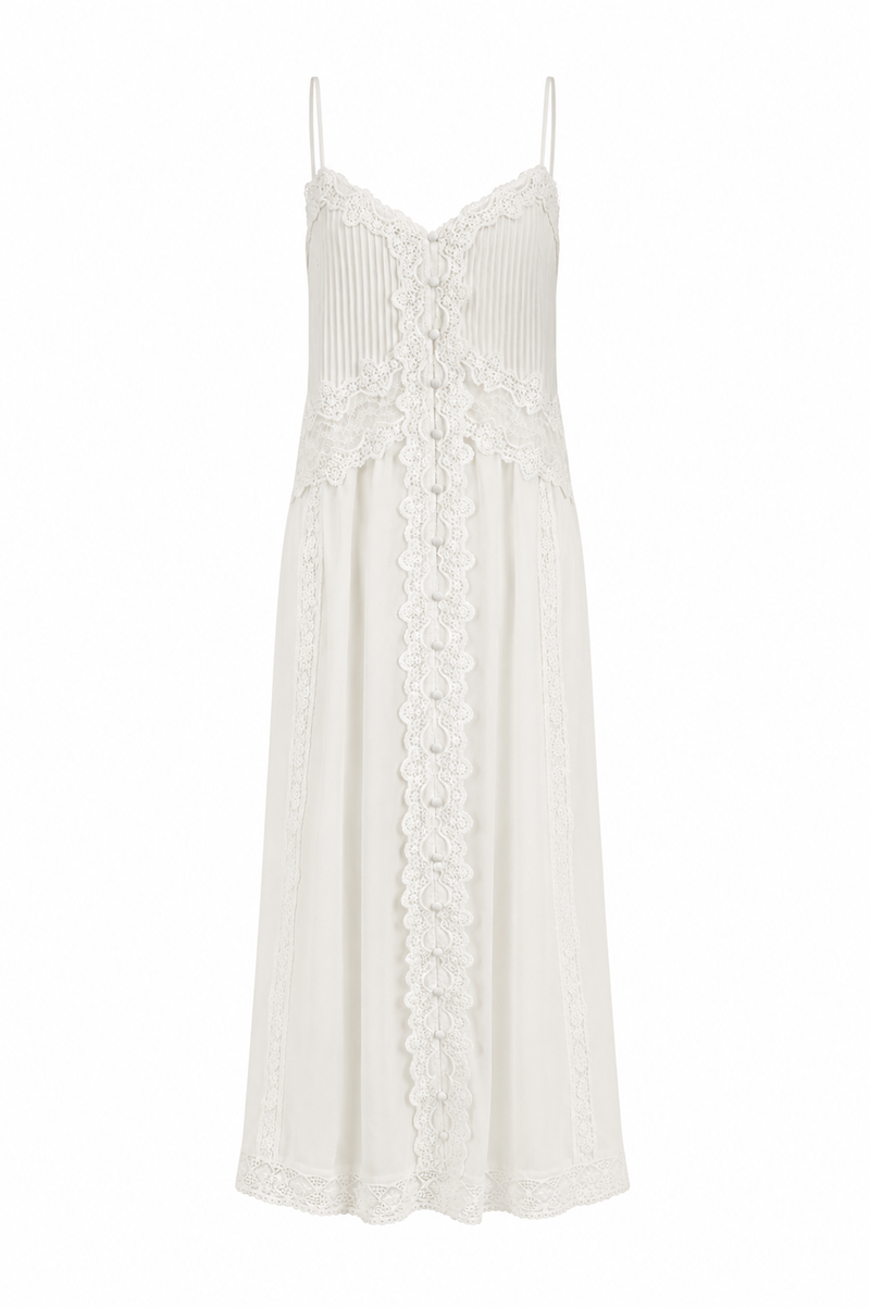 Robe maxi blanche Caroline Constas en chiffon aérien doublé, encolure ornée de dentelle délicate, corsage plissé à taille empire, jupe longue fluide et bretelles ajustables — silhouette bohème chic estivale _Vue de face