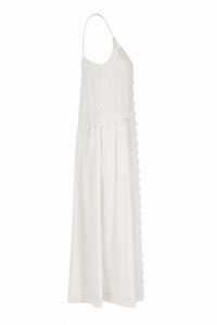 Robe maxi blanche Caroline Constas en chiffon aérien doublé, encolure ornée de dentelle délicate, corsage plissé à taille empire, jupe longue fluide et bretelles ajustables — silhouette bohème chic estivale_vue de côté