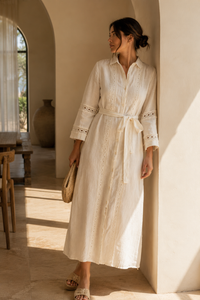 Robe chemise maxi Caroline Constas en mélange lin-viscose ivoire brodé, manches bouffantes, ceinture ajustable_editoriale