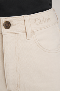 Jean Chloé Donna blanc crème Iconic Milk, taille haute, jambe large, denim 87% coton 13% chanvre, fabriqué en Italie_vue de face_détail