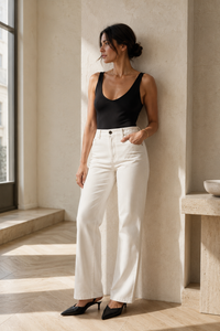 Jean Chloé Donna blanc crème Iconic Milk, taille haute, jambe large, denim 87% coton 13% chanvre, fabriqué en Italie_vue de face_editoriale