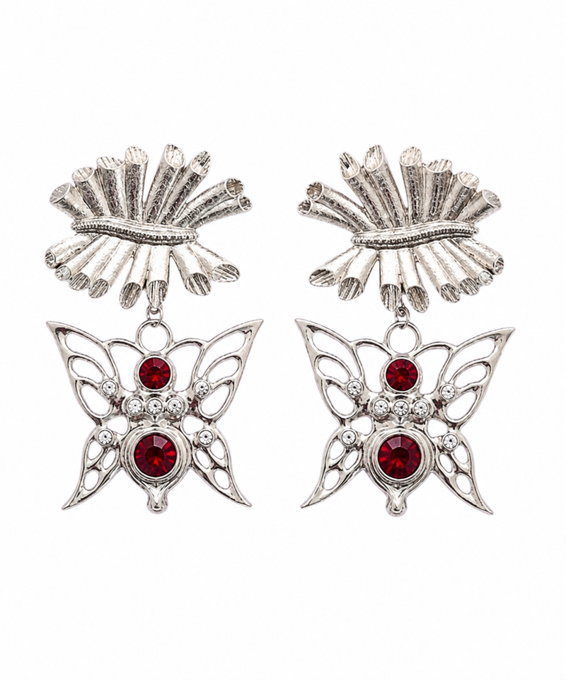 Boucles d'oreilles Barbed Bug Drop Chopova Lowena en laiton plaqué palladium argenté, insecte graphique en relief au stud et pendentif insecte orné de cristaux rouges, fermoir tige, taille unique_vue de face