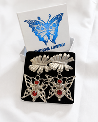 Boucles d'oreilles Barbed Bug Drop Chopova Lowena, motif insecte graphique folk punk en laiton plaqué palladium argenté avec cristaux rouges au drop, fermoir tige, H2.75 x L1.75 pouces_boite