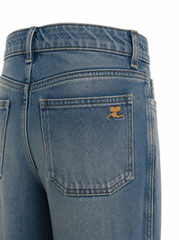 Détail de la jambe large et de l'ouverture du jean baggy Courrèges Hammer bleu — coupe oversized signature, Made in France_détail logo