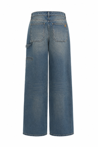 Détail du whiskering sur denim du jean Hammer Courrèges bleu — vieillissement vintage intentionnel sur coton 100%_vue de dos