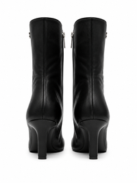 Bottines Courrèges Square Toe en cuir d'agneau grainé noir, bout carré, fermeture éclair côté intérieur, logo ac argenté en haut de la tige, talon stiletto gainé_vue de derrière
