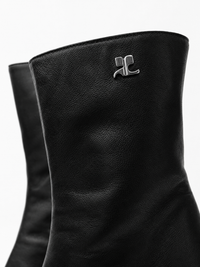 Bottines Courrèges Square Toe en cuir d'agneau grainé noir, bout carré, fermeture éclair côté intérieur, logo ac argenté en haut de la tige, talon stiletto gainé_vue logo