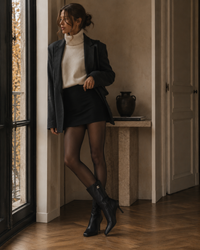 Bottines Courrèges Square Toe en cuir d'agneau grainé noir, bout carré, fermeture éclair côté intérieur, logo ac argenté en haut de la tige, talon stiletto gainé)_editoriale