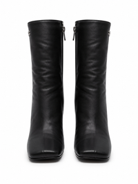 Bottines Courrèges Square Toe en cuir d'agneau grainé noir, bout carré, fermeture éclair côté intérieur, logo ac argenté en haut de la tige, talon stiletto gainé_vue de face