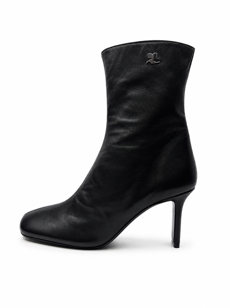Bottines Courrèges Square Toe en cuir d'agneau grainé noir, bout carré, fermeture éclair côté intérieur, logo ac argenté en haut de la tige, talon stiletto gainé