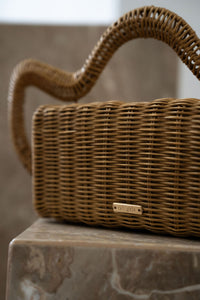 Clutch Elsa de Cult Gaia en rotin tressé marron pâle, poignée supérieure ondulée sculpturale, structure rigide rectangulaire, doublure coton, fabriquée en Chine_détail rotin