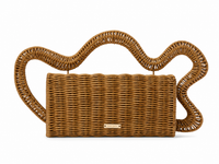 Clutch Elsa de Cult Gaia en rotin tressé marron pâle, poignée supérieure ondulée sculpturale, structure rigide rectangulaire, doublure coton, fabriquée en Chine_fond blanc