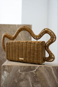 Clutch Elsa de Cult Gaia en rotin tressé marron pâle, poignée supérieure ondulée sculpturale, structure rigide rectangulaire, doublure coton, fabriquée en Chine_Vue complète