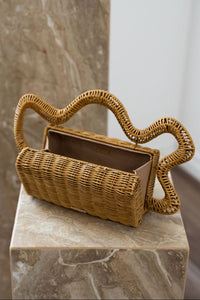 Clutch Elsa de Cult Gaia en rotin tressé marron pâle, poignée supérieure ondulée sculpturale, structure rigide rectangulaire, doublure coton, fabriquée en Chine_ouverte