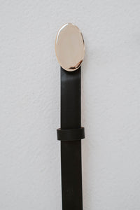 Ceinture Jenni Kayne Audrey en cuir de veau italien noir avec boucle argentée polie et silhouette délicate - détail boucle
