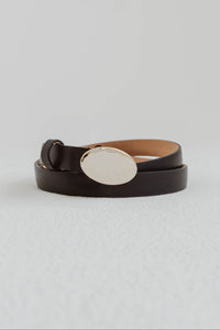 Ceinture Jenni Kayne Audrey en cuir de veau italien noir avec boucle argentée polie et silhouette délicate - vue complète