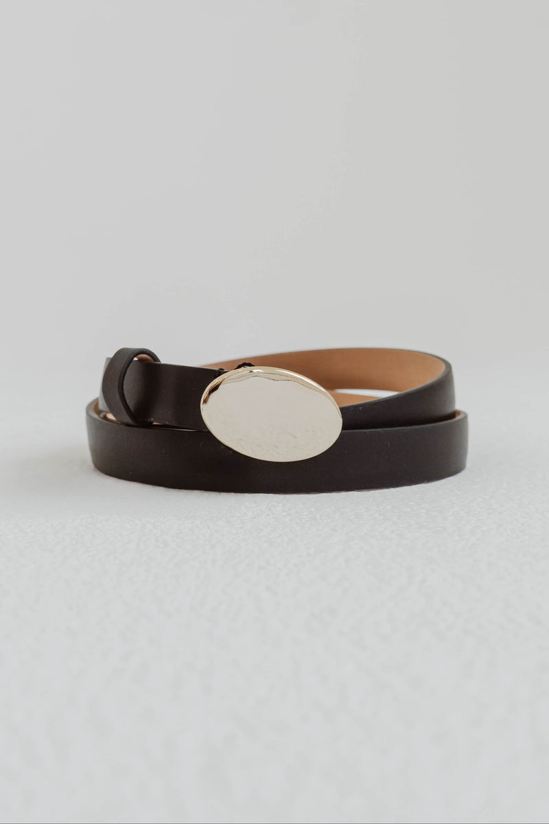 Ceinture Jenni Kayne Audrey en cuir de veau italien noir avec boucle argentée polie et silhouette délicate - vue complète