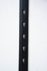 Ceinture Jenni Kayne Audrey en cuir de veau italien noir avec boucle argentée polie et silhouette délicate détail trous de ceinture
