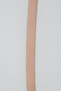 Ceinture Jenni Kayne Audrey en cuir de veau italien noir avec boucle argentée polie et silhouette délicate détail marque et grandeur
