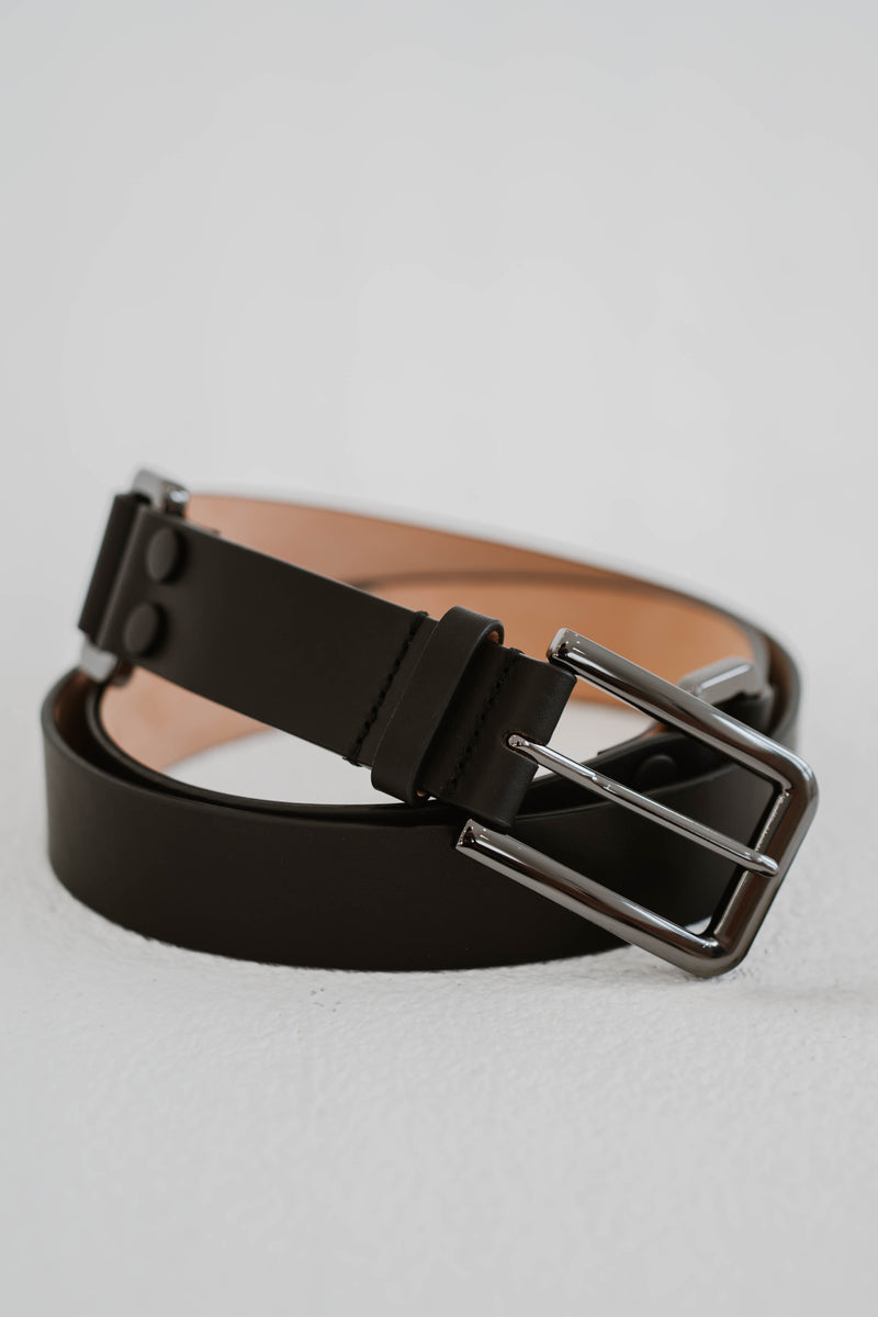 Ceinture Max Mara en cuir noir avec boucle ardillon, clous décoratifs et quincaillerie gunmetal gravée logo -- vue complète