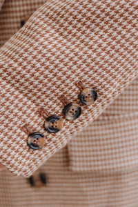 Blazer Favorite Daughter Phoebe motif pied-de-poule caramel avec revers en pointe et épaules structurées détail manche
