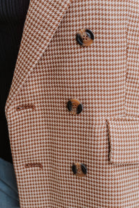 Blazer Favorite Daughter Phoebe motif pied-de-poule caramel avec revers en pointe et épaules structurées détail boutons