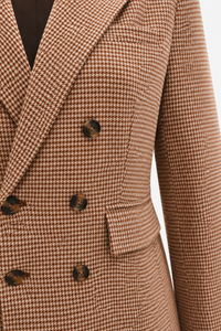 Blazer Favorite Daughter Phoebe motif pied-de-poule caramel avec revers en pointe et épaules structurées_détail